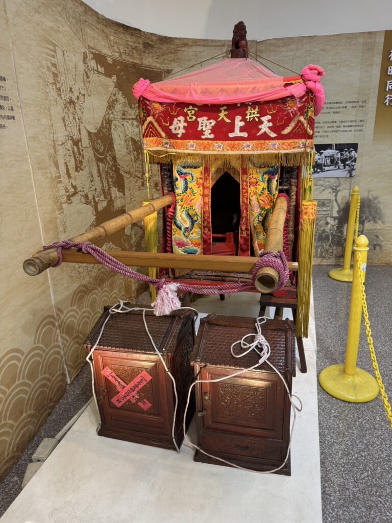 往北港進香時媽祖娘娘坐的神轎(又稱粉紅超跑)