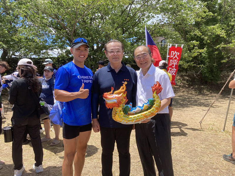 陳處長(右)、水俣市市長髙岡利治(中)與台灣選手合影