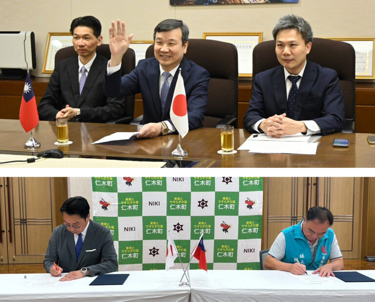 駐日李大使李逸洋（中）線上見證