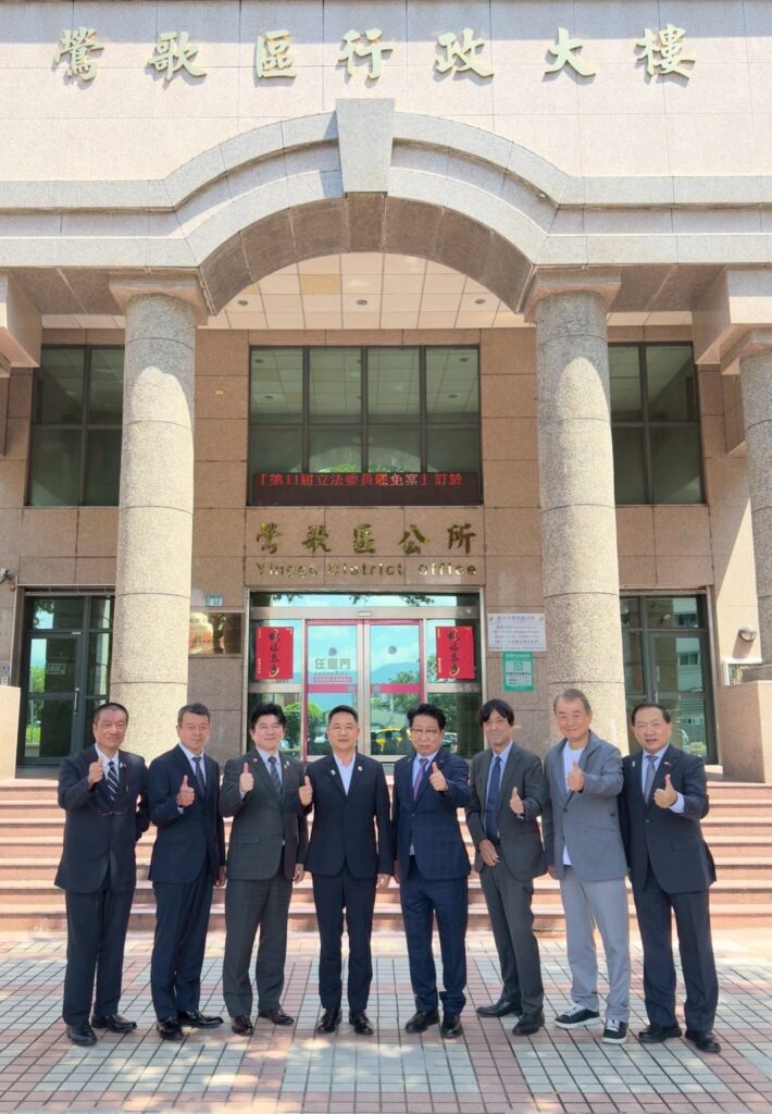 出町金元正生議長（右四）と鶯歌区曾明華区長（左四）の鶯歌区役所前（日本国際交流協会提供）