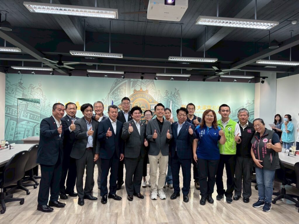 桃園市大渓区公所民政局藍品畯副局長（右前五）と訪問団（日本国際交流協会提供）