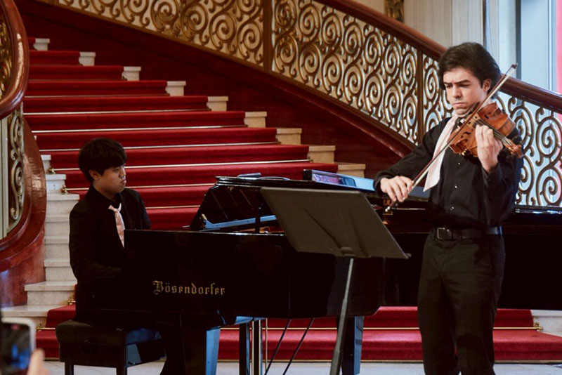 ピアノ／鄭勝豪（左）、ヴィオラ／Alejandro Paris Cabezudo（右）、記者会見会場での演奏曲はプロコフィエフ「ロミオとジュリエット」より「前奏曲」