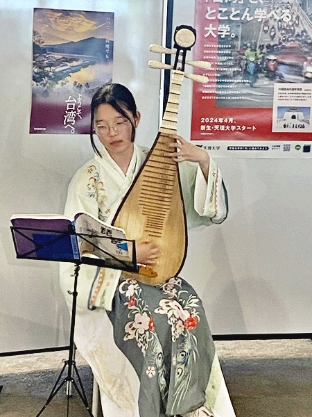 中国語を学ぶ学生の琵琶の演奏もイベントを盛り上げていた