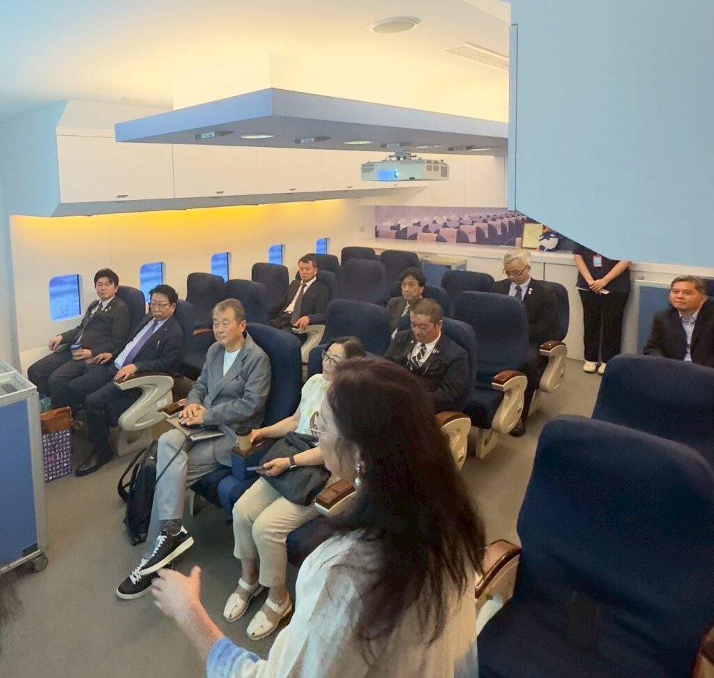 台湾の銘伝大学観光学部航空模擬教室を見学（日本国際交流協会提供）