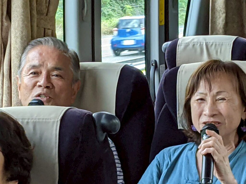 巴士內歡唱卡拉OK