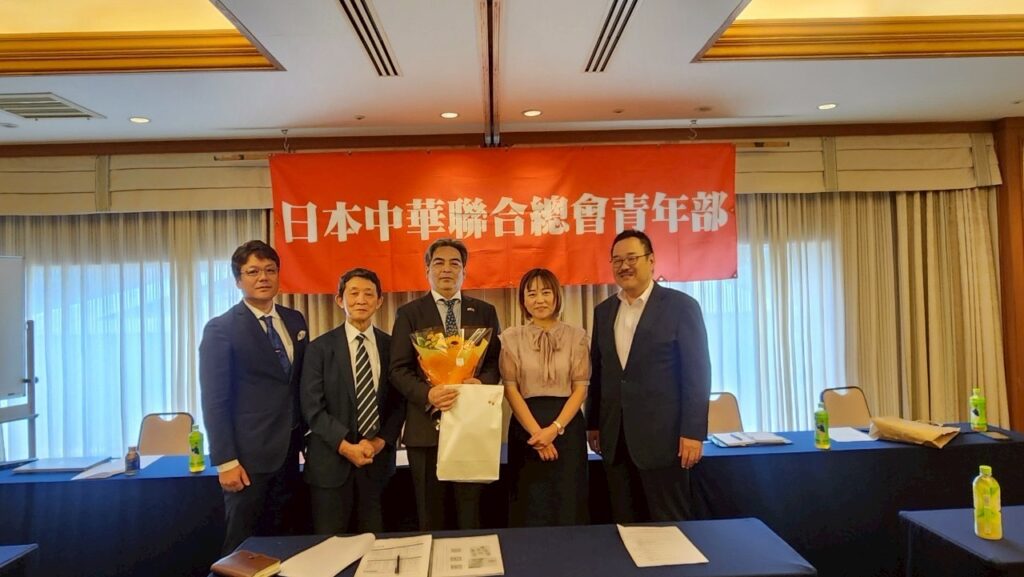 歴代青年部部長馮明輝(左1)と新垣昌人(中)と又井公久(右1)と日本中華聯合総会羅鴻健総会長(左2)と僑務部李承芸副部長(右2)