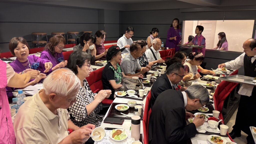 貴賓們現場試吃