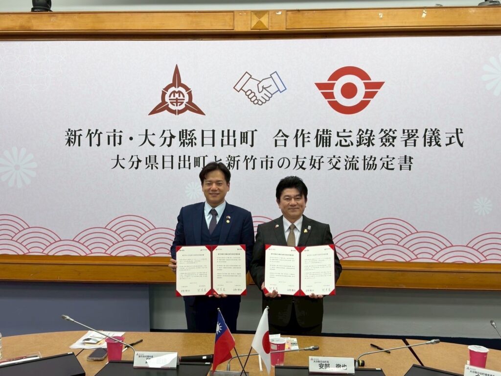 大分県日出町安部徹也町長（右）と新竹市邱臣遠市長（左）が協力覚書を締結（日本国際交流協会提供）