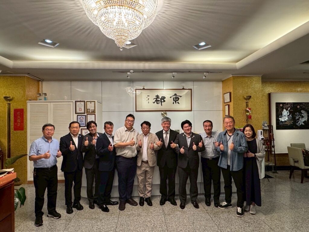 歓迎会 安部徹也町長（右四）と前福岡領事館総領事陳忠正（右五）と本協会の李奇岳博士（左五）（日本国際交流協会提供）