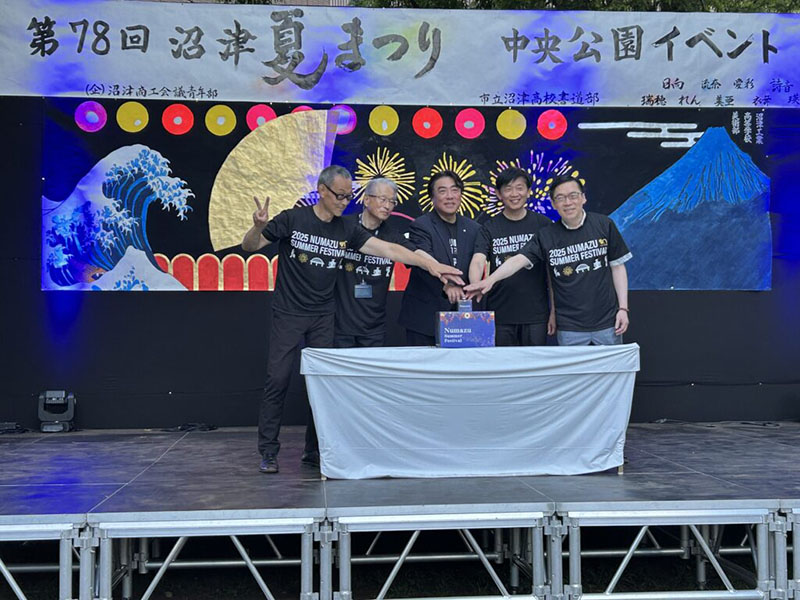 范處長(右1)與沼津市頼重秀一市長(中)、台南市副市長葉澤山(右2)等人參加台灣燈籠點燈