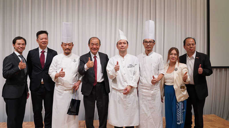 陳銘俊處長(左4)、大倉仲洋會長(右1)與主廚們及主辦單位工作人員合影