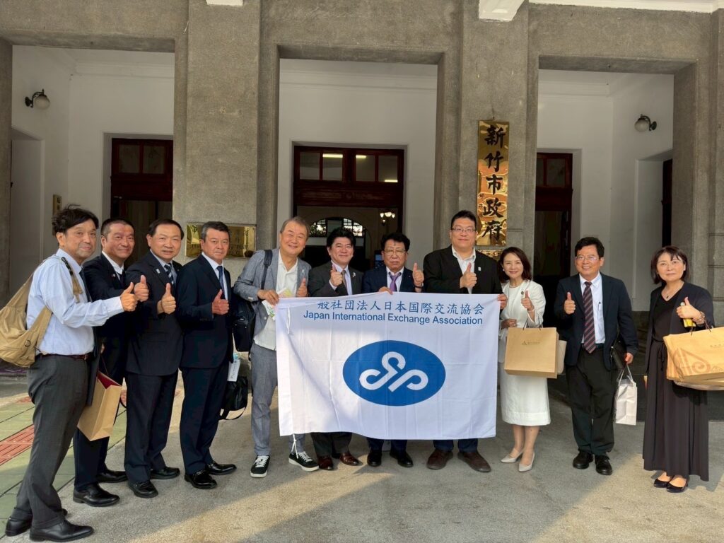 日本国際交流協会メンバーと日出町訪問団新竹市役所前（日本国際交流協会提供）