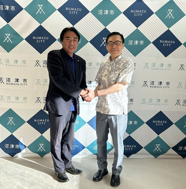 范處長(右)拜會沼津市頼重秀一市長(左)