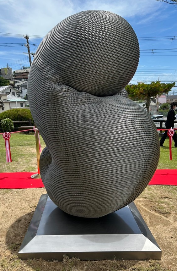 此作品, 有1500公斤的重量, 等於1噸半重