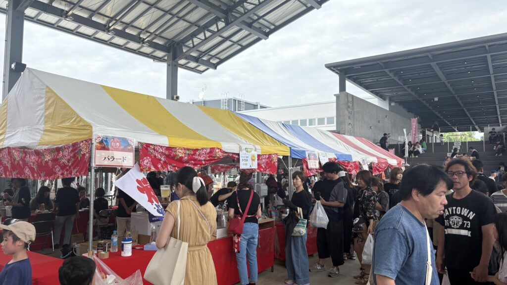 傳統夜市遊戲攤位吸引大量參與者