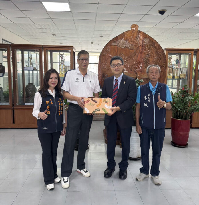 左起代表會主席何秀綿,鎮長方進興,千葉台商會長王育崎,代表會副主席李城 左起代表會主席何秀綿,鎮長方進興,千葉台商會長王育崎,代表會副主席李城