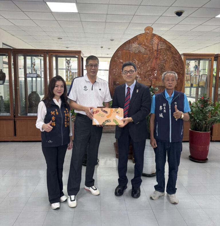 左起代表會主席何秀綿，鎮長方進興，千葉台商會長王育崎，代表會副主席李城