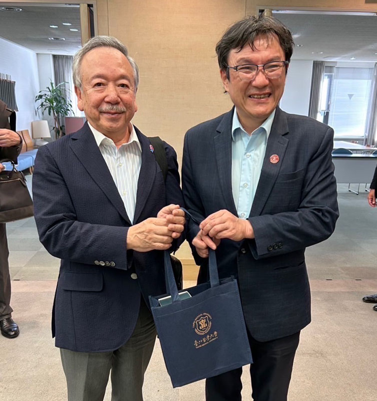 吳麥斯校長（右）致贈纪念品給大阪府醫師公會會長加納康至（左）