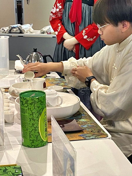 文山包種茶を入れる天理大学茶道部4年生の辻さん