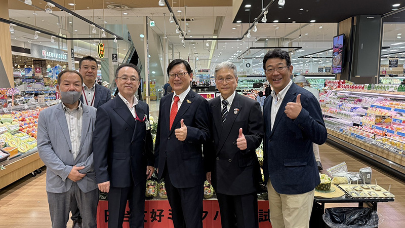 左起永旺食品部部長淺沼信和，事業部部長渡邊浩昌，洪英傑處長，葉山祐造社長，岡下昌平會長