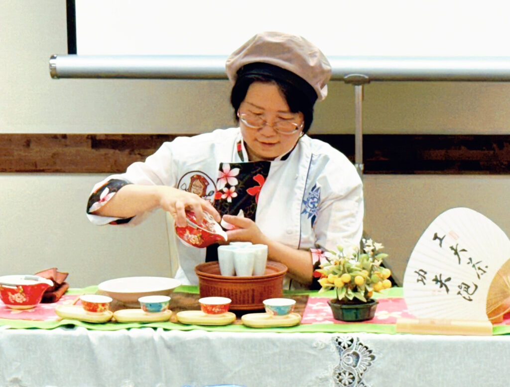 陳校長展現台灣「雙杯泡茶法」