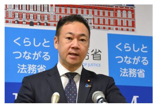 閣議後に記者会見する鈴木法相＝２９日午前、法務省