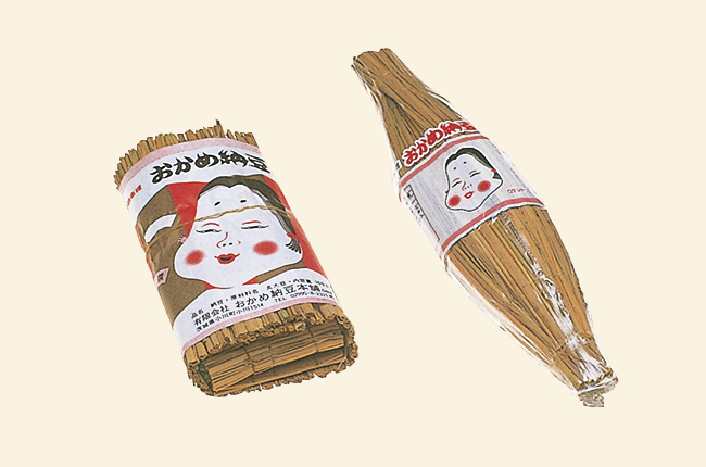 1960年代當時，納豆的容器正從傳統的「稻草包（藁つと）」轉為用鐵絲將稻草編成簾狀的「簾裝納豆(すだれ)」。圖左為簾裝納豆(すだれ)，圖右則是被稱為「火箭納豆(ロケット納豆)」的稻草納豆。(圖\タカノフーズ官網)