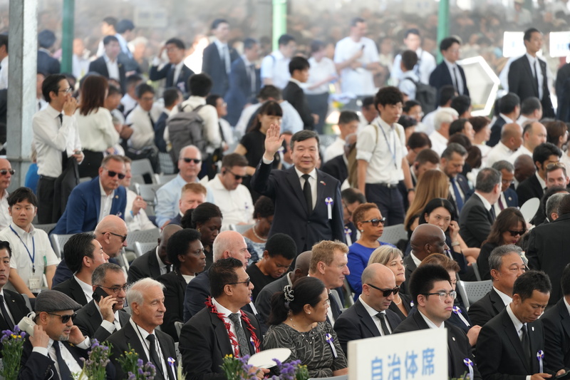 駐日代表李逸洋（中，站立揮手者）代表台灣首度出席廣島市和平紀念儀式
