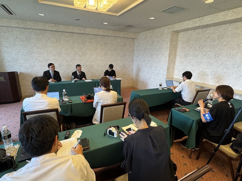 駐日代表の李逸洋氏（後列中央）は、6日に原爆80周年平和記念式典に出席した後、記者会見を開いた（写真\中央社）