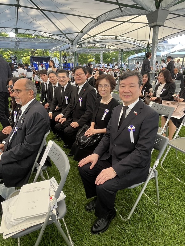駐日代表李逸洋（右1）代表台灣首度出席廣島市和平紀念儀式