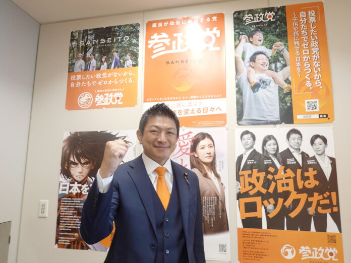 日本第27屆參議院大選,參政黨成為大黑馬,一舉拿下14席。外界看來,這是小黨創造的「奇蹟」。參政黨代表神谷宗幣認為,日本人說「日本人優先」是理所當然;參政黨在選前被愈罵愈紅,以及許多支持者被激起了愛國心,才是勝選因素。(圖中央社) 日本第27屆參議院大選,參政黨成為大黑馬,一舉拿下14席。外界看來,這是小黨創造的「奇蹟」。參政黨代表神谷宗幣認為,日本人說「日本人優先」是理所當然;參政黨在選前被愈罵愈紅,以及許多支持者被激起了愛國心,才是勝選因素。(圖\中央社)