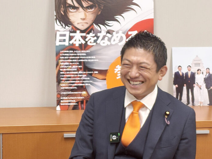 日本參議院大選7月20日結果揭曉,成立僅5年的參政黨在參議院席次由原本的1席一舉增加至15席,眾議院則擁有3席。參政黨代表神谷宗幣在大選後接受中央社專訪表示,已著手規劃下屆眾議院大選應戰策略,將目標鎖定在30至40席,預計推出約100名候選人。(圖中央社) 日本參議院大選7月20日結果揭曉,成立僅5年的參政黨在參議院席次由原本的1席一舉增加至15席,眾議院則擁有3席。參政黨代表神谷宗幣在大選後接受中央社專訪表示,已著手規劃下屆眾議院大選應戰策略,將目標鎖定在30至40席,預計推出約100名候選人。(圖\中央社)