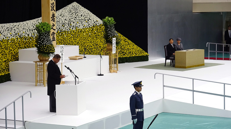 時值二戰終戰80週年，日本首相石破茂（左）15日在日本武道館舉辦的「全國戰歿者追悼式」致詞表示，「絕不能再走錯誤道路，必須再次將那場戰爭的反省與教訓深刻銘記於心」。日皇德仁（右2）、皇后雅子（右1）也出席儀式。(圖\中央社)