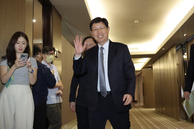 台湾区電機電子工業同業公会の理監事会が18日午後、台北の福華大飯店で開催され、鴻海董事長で同公会理事長の劉揚偉氏（前列中央）が出席した（写真\中央社）