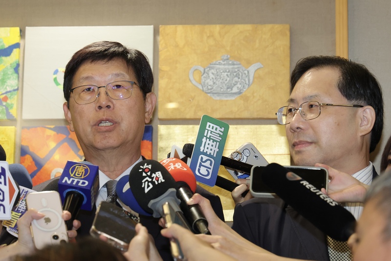 台北で取材に応じる鴻海の理事長　劉揚偉（左）（写真\中央社）