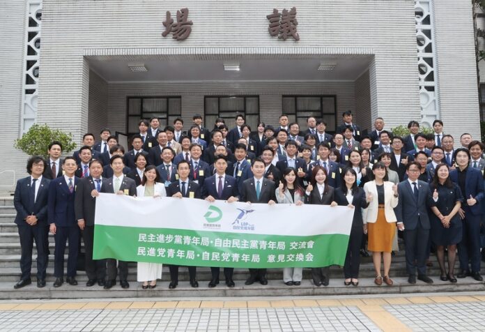民進党青年部長・立法委員の陳冠廷氏（前列左8）は19日、立法院で自民党青年局代表団を迎え、日台の若手議員による交流座談会を行った。自民党青年局長の中曾根康隆氏（前列左7）をはじめ約70人が参加し、議場前で記念撮影(写真／中央社)