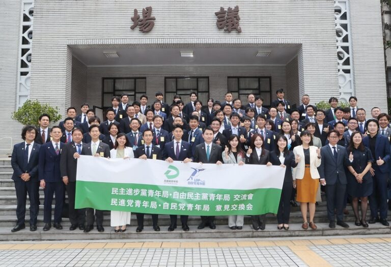 民進党青年部長・立法委員の陳冠廷氏（前列左8）は19日、立法院で自民党青年局代表団を迎え、日台の若手議員による交流座談会を行った。自民党青年局長の中曾根康隆氏（前列左7）をはじめ約70人が参加し、議場前で記念撮影(写真／中央社)