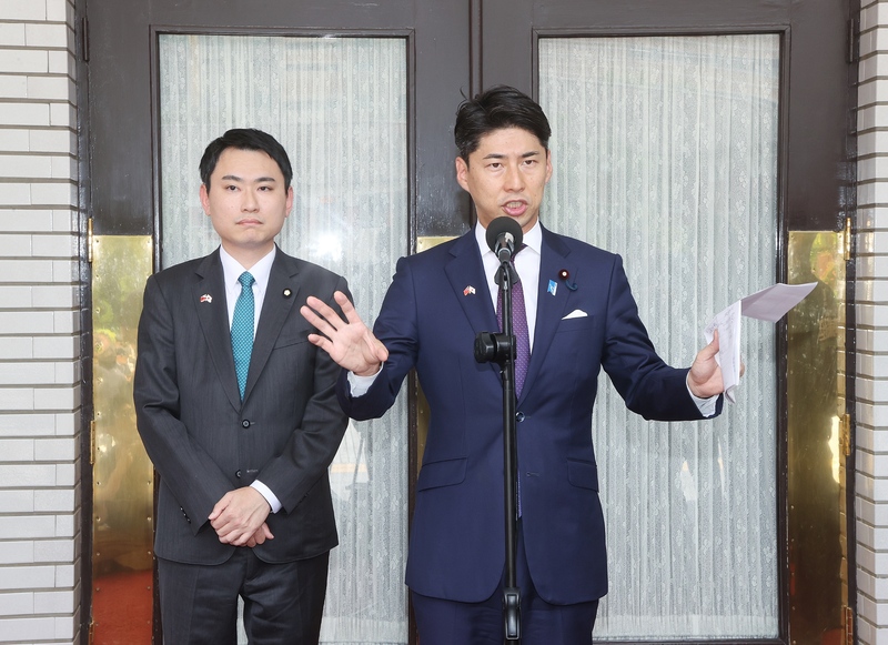 台湾民進党と日本自民党青年局は19日、交流座談会を開催。自民党青年局長の中曾根康隆氏（右）が発言し、左は民進党青年部長で立法委員の陳冠廷氏(写真／中央社)
