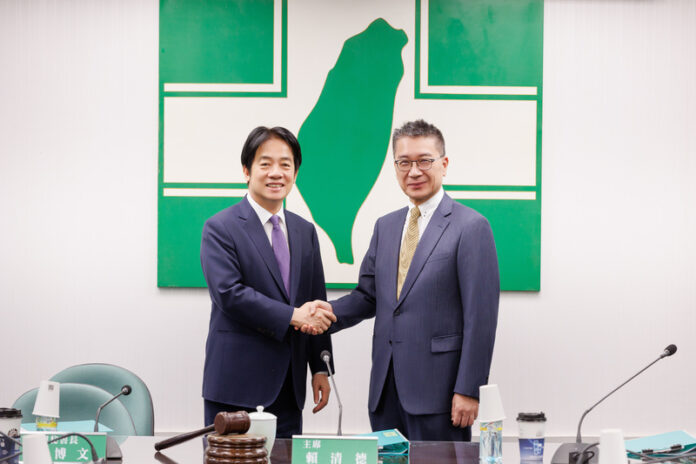 民進党の秘書長に就任する予定の徐国勇氏(右)と握手をする同党主席の頼清徳総統(写真/中央社) 民進党の秘書長に就任する予定の徐国勇氏(右)と握手をする同党主席の頼清徳総統(写真/中央社)