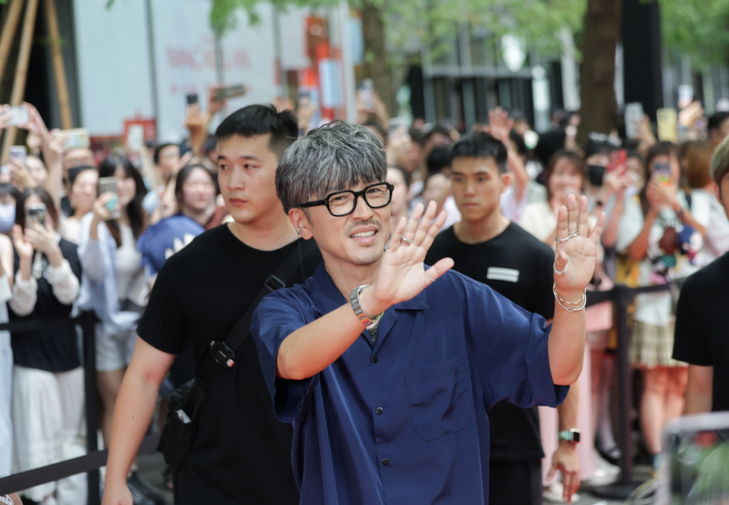 アニメ「鬼滅の刃」富岡義勇役の声優・櫻井孝宏さん（写真前列中央）が、笑顔で手を振り観客に応えた(写真／中央社)