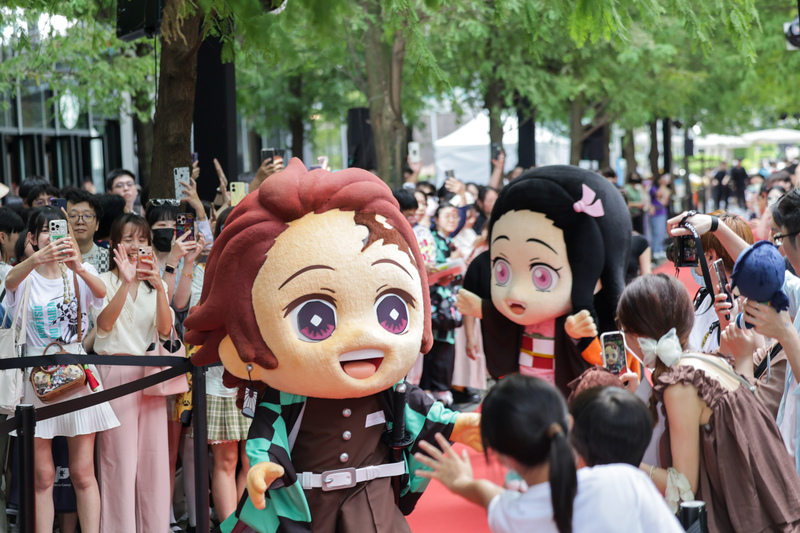 日本の人気アニメ「鬼滅の刃」最新劇場版が台湾で大ヒット上映中。23日午後、台北で行われた記者会見には日本の声優陣が来台し、作品の宣伝を行った。会場にはアニメの主人公キャラクターの着ぐるみも登場し、多くのファンが詰めかけた(写真／中央社)