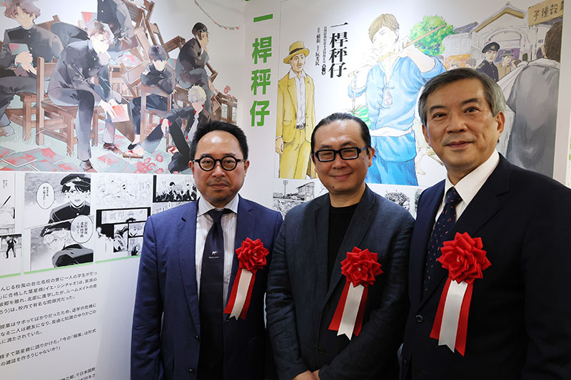 駐日代表処の周學佑公使（右）、漫画家の阮光民氏（中央）、および文化部台湾文化センターの曾鈐龍主任が、阮光民氏の作品の前で記念撮影