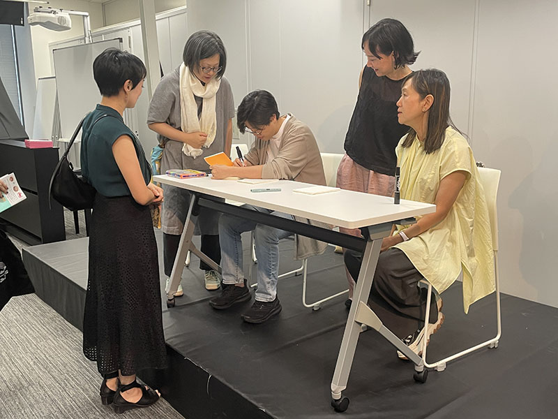 日本の読者にサインをする楊双子氏(駐日台灣文化中心提供)