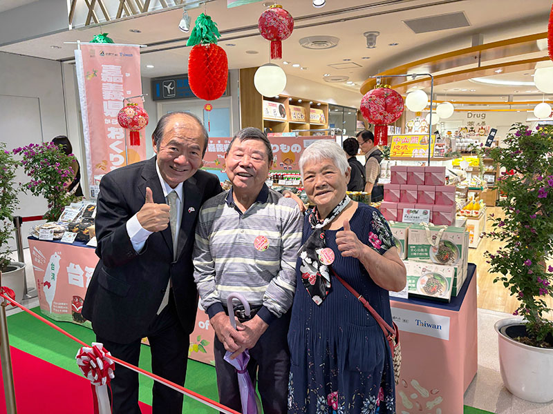 活動現場陳列多種特色美食、果香四溢,吸引民眾前往選購,福岡辦事處長陳銘俊(左1)與民眾親切合影