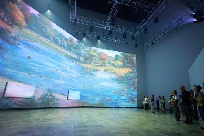 「Grand Green 大阪」內的「VS. 」展場內的巨型投影牆展示台灣文化宣傳片