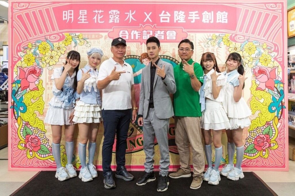 左から
ラストブルー朝日ゆきの
ラストブルー美凪
明星花露水董事長ー許清風
台隆集團營運長ー黃威廉
日本明星花露水代表　坂本和也
ラストブルー望月花南
ラストブルー柳本愛