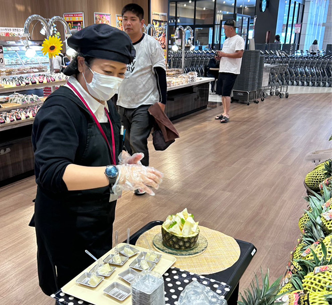 永旺大日超市特別為牛奶鳳梨舉辦試食活動