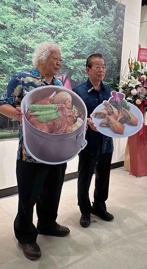 謝長延 (右) 與嘉賓合影