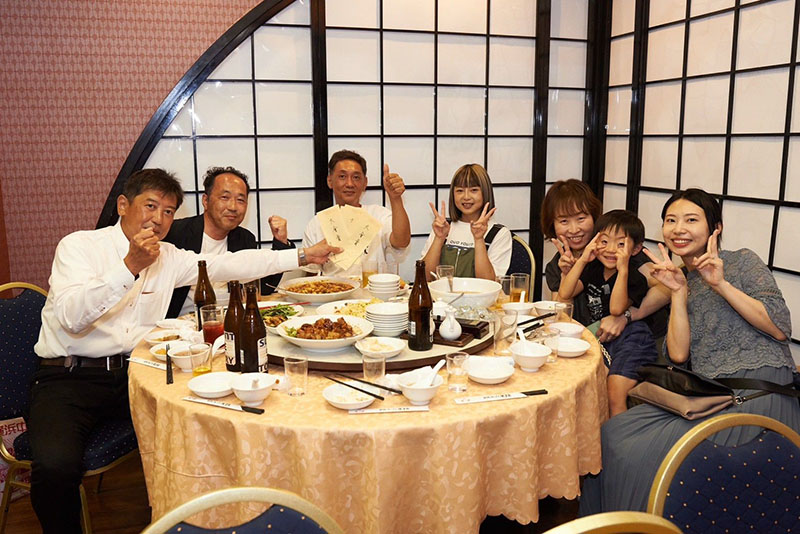 來賓在美食與輕鬆氛圍中互動交流