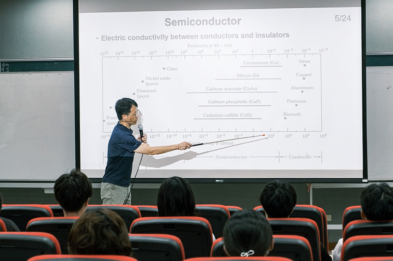 臺師大物理學系劉祥麟教授為學生授課「基礎半導體材料檢測」(圖\台師大提供)